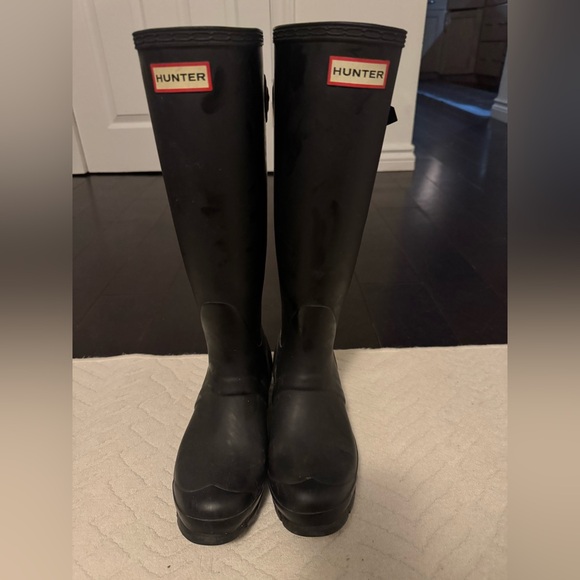 Hunter Classic Black Waterproof Boots and Hunter Socks - Picture 3 of 12